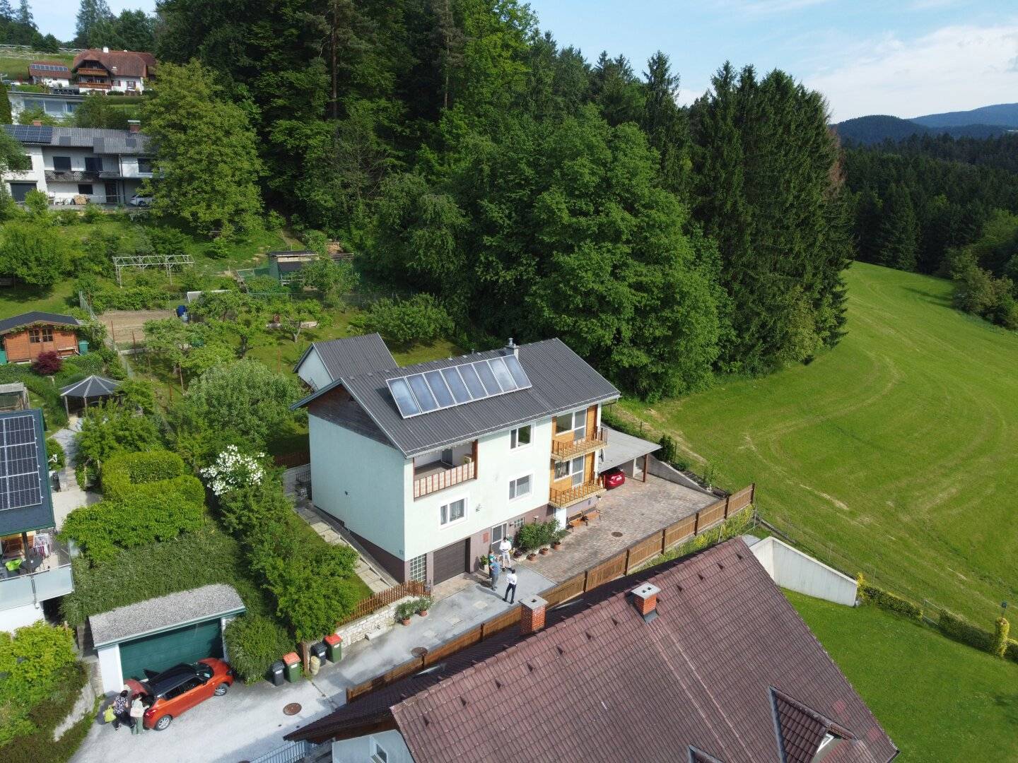 Ruhiges Zweifamilienhaus mit traumhafter Aussicht!