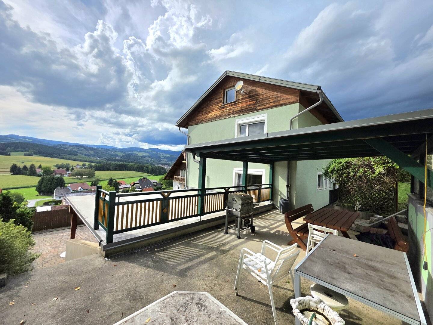 Quiet two-family house with stunning view