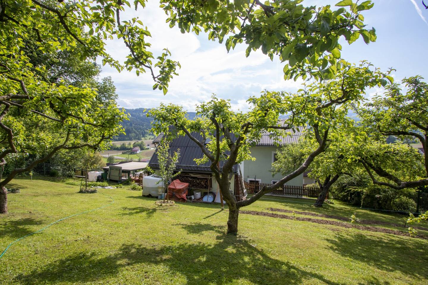 Ruhiges Zweifamilienhaus mit traumhafter Aussicht!