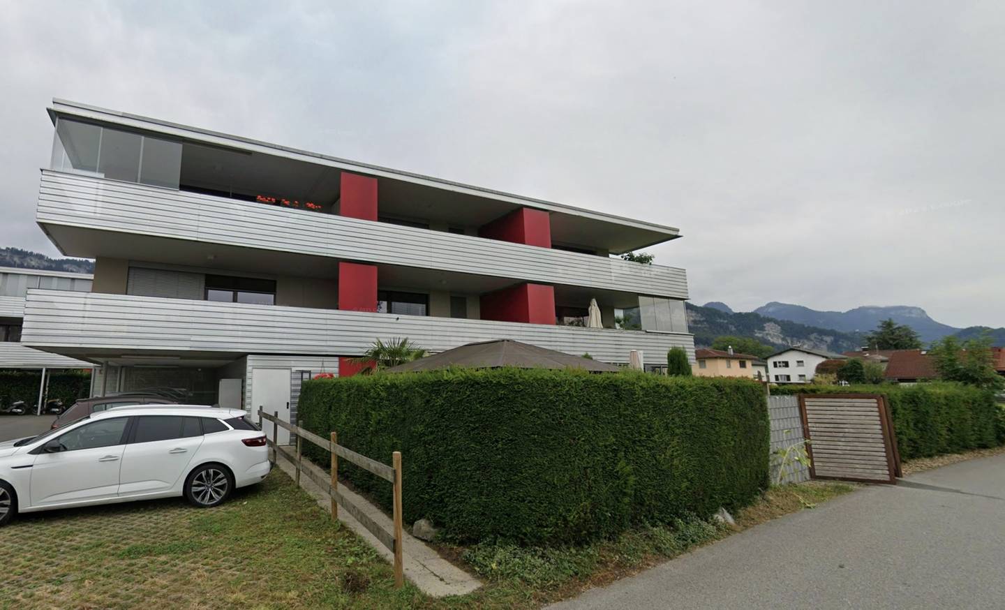 Bright apartment with spacious balcony and carport