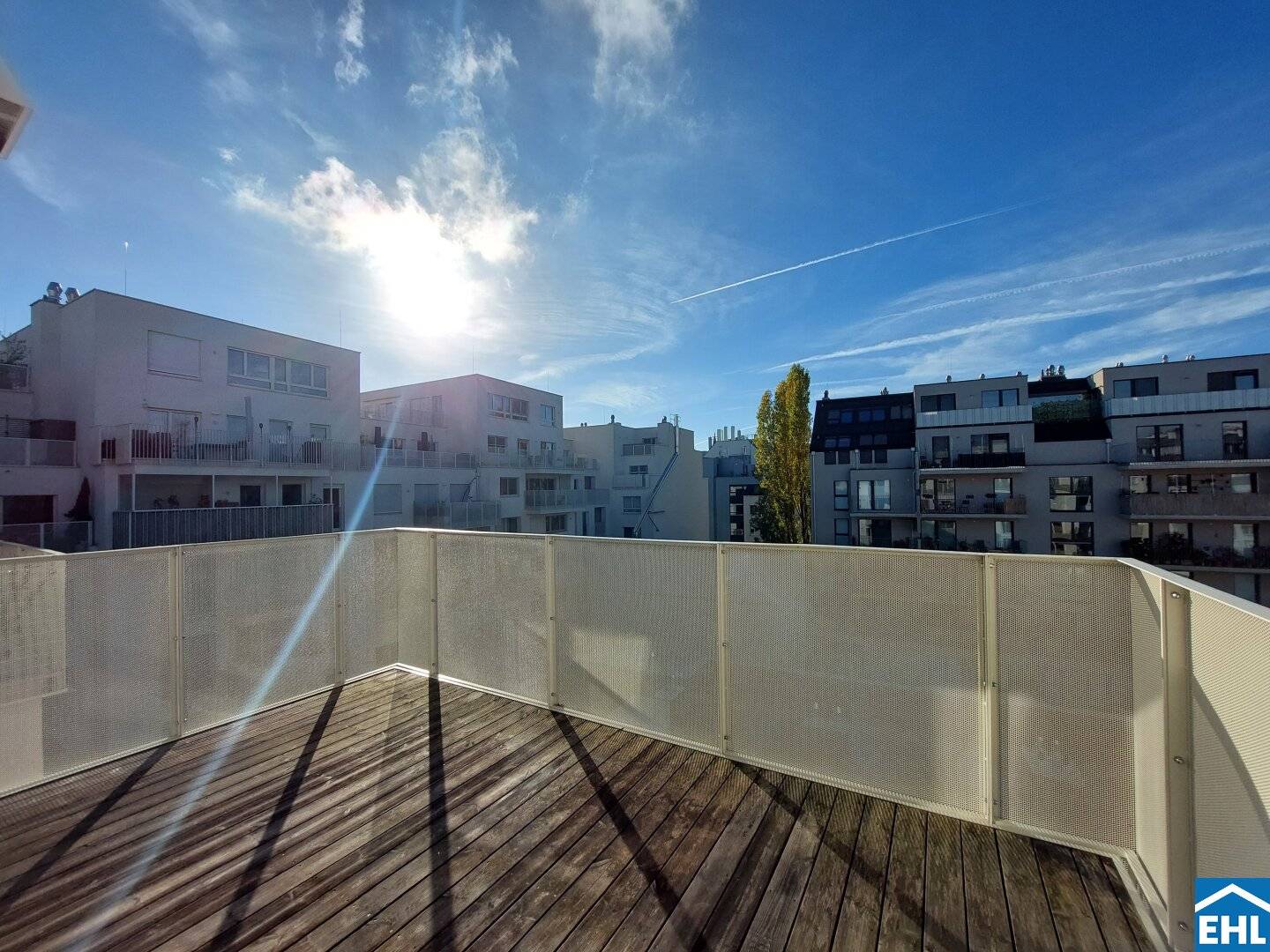 Lichtdurchflutete 2 Zimmerwohnung mit mehr als 35m² Freifläche bei U3-Kendlerstraße