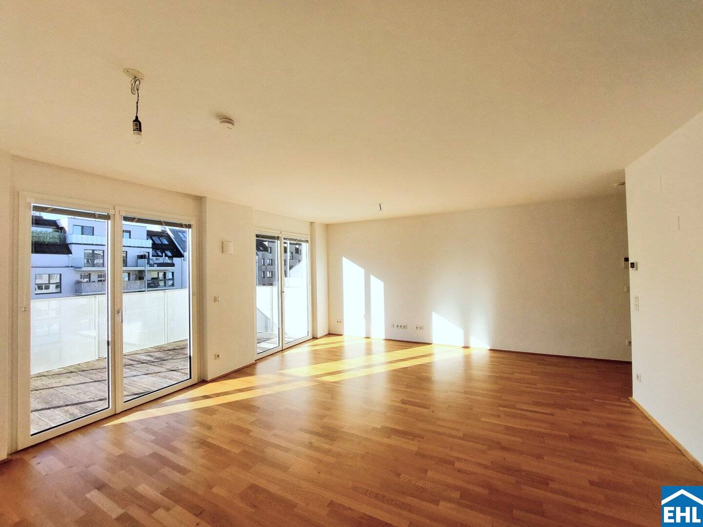 Lichtdurchflutete 2 Zimmerwohnung mit mehr als 35m² Freifläche bei U3-Kendlerstraße