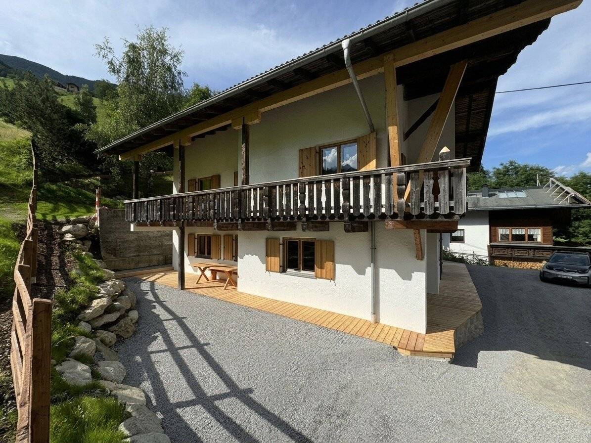 Holiday residence in the Tyrolean mountains, spacious house with 5 bedrooms