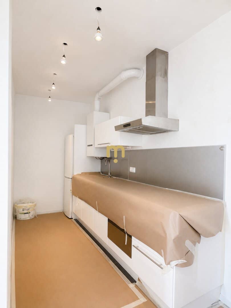 Old Building Meets Balcony – freshly renovated 2-room apartment with elevator and fully equipped kitchen