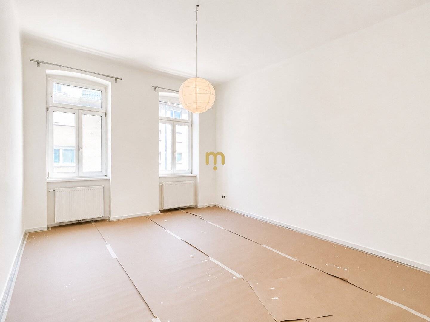 Old Building Meets Balcony – freshly renovated 2-room apartment with elevator and fully equipped kitchen