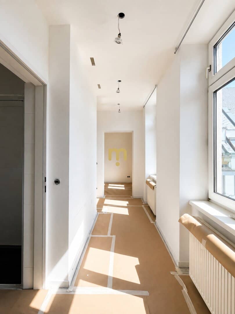 Old Building Meets Balcony – freshly renovated 2-room apartment with elevator and fully equipped kitchen