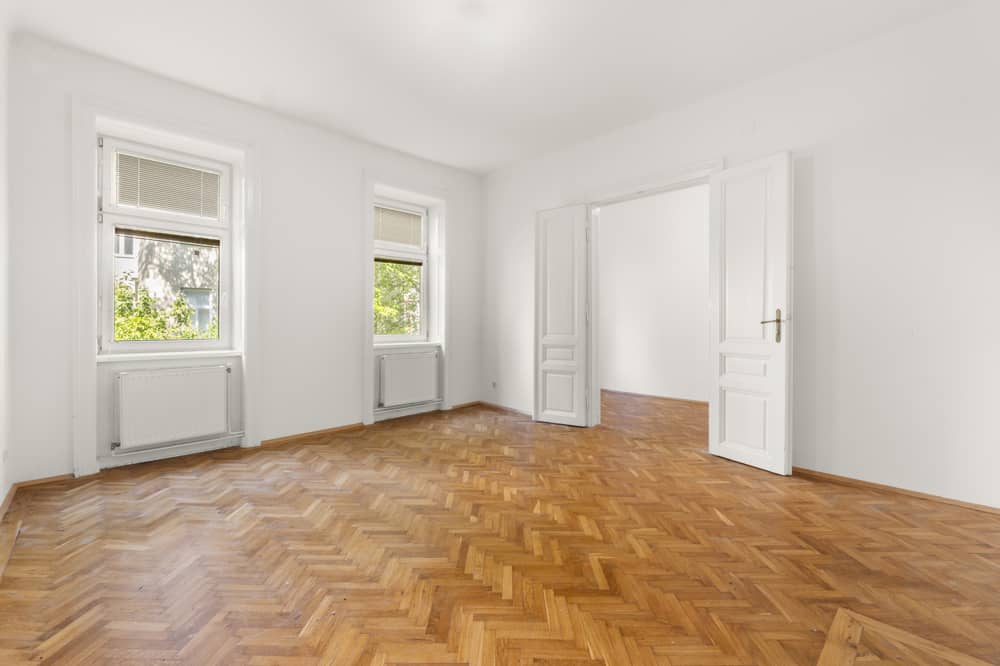 Lichtdurchflutete Altbauwohnung mit geplantem Balkon