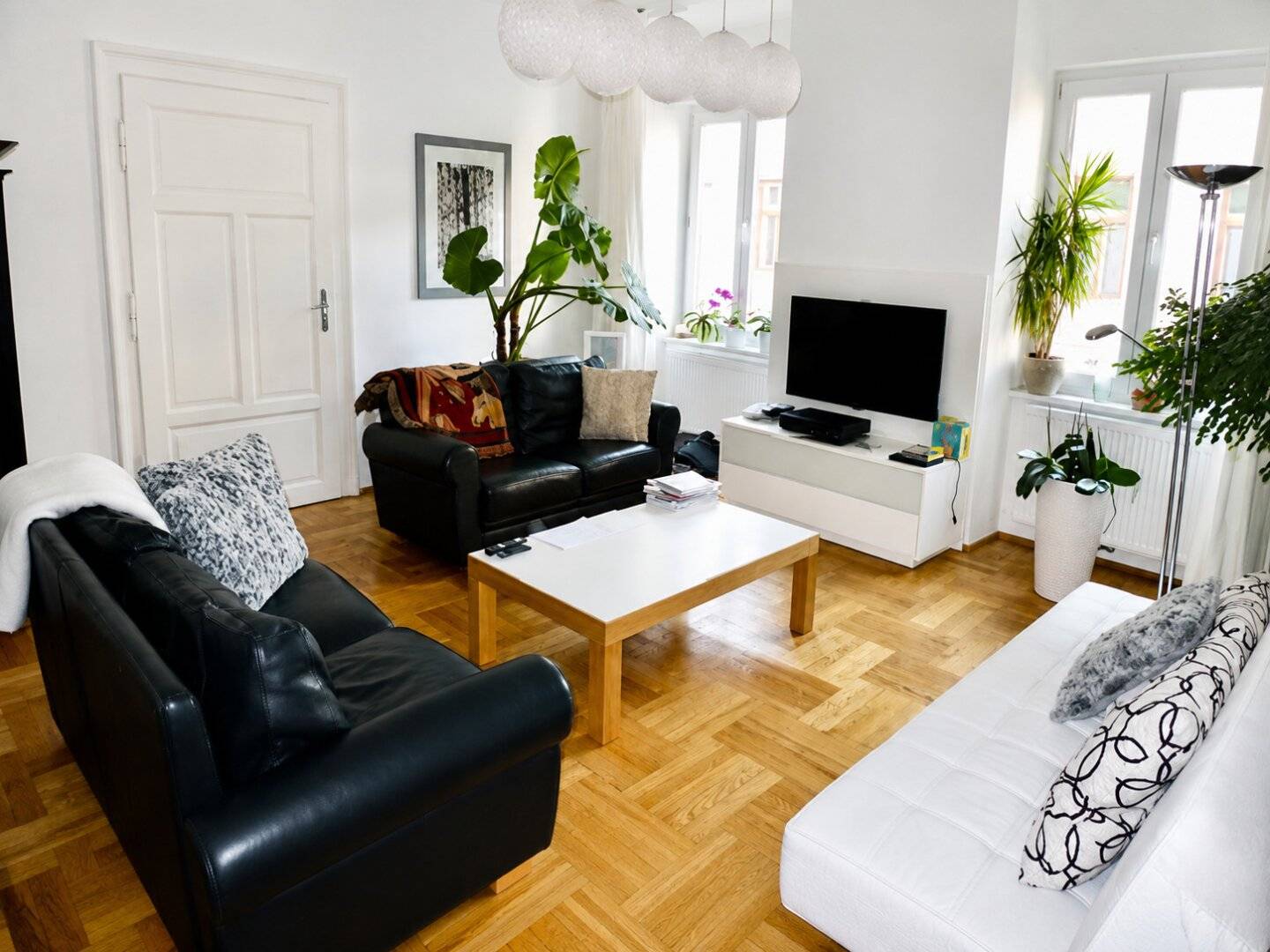 Spacious Old Building Jewel in the Heart of Graz – approx. 180 m² Living Space, 6 Rooms, Courtyard Balcony and Flexible Use as One Large or Again Two Separate Apartments