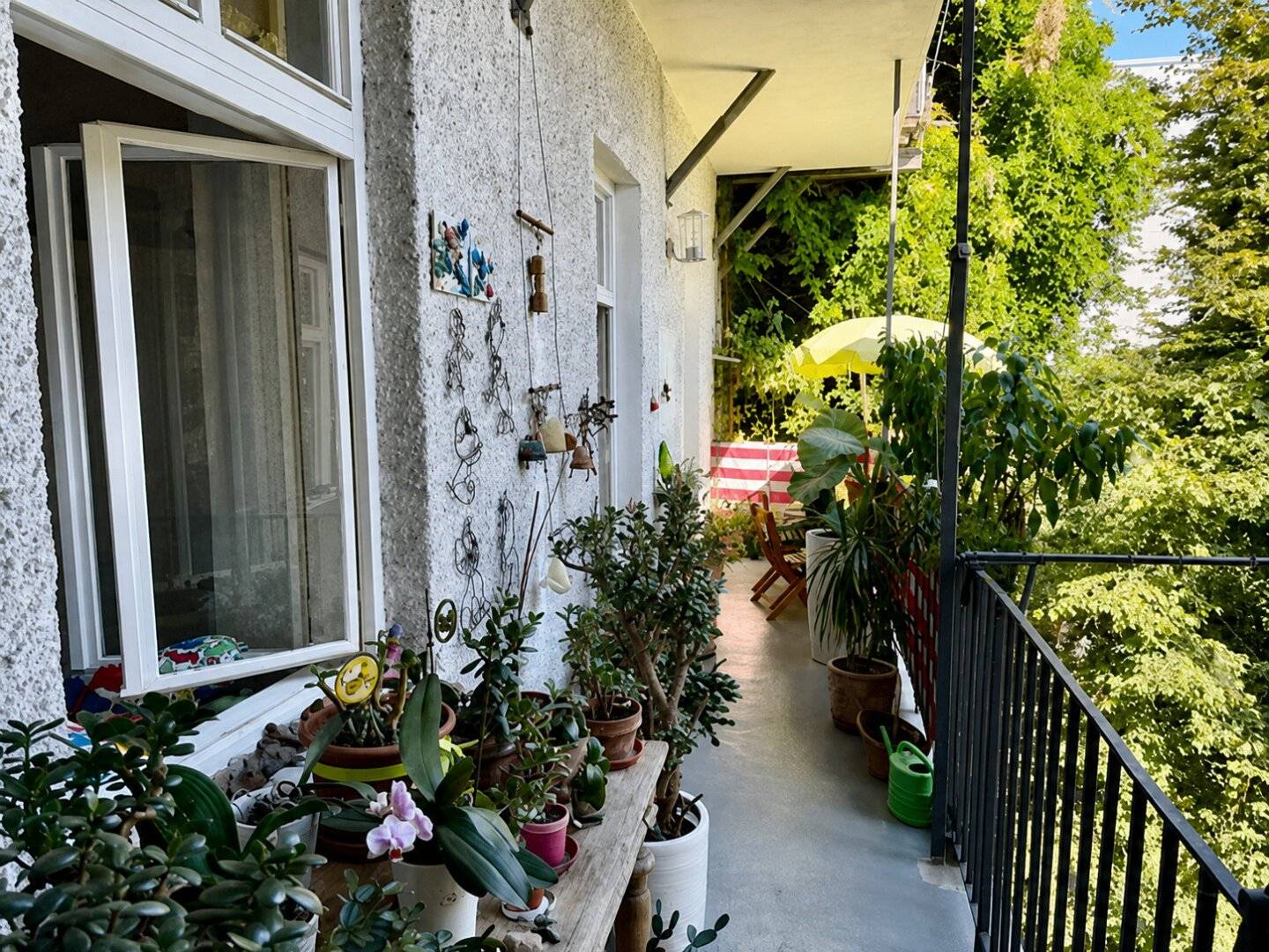 Spacious Old Building Jewel in the Heart of Graz – approx. 180 m² Living Space, 6 Rooms, Courtyard Balcony and Flexible Use as One Large or Again Two Separate Apartments