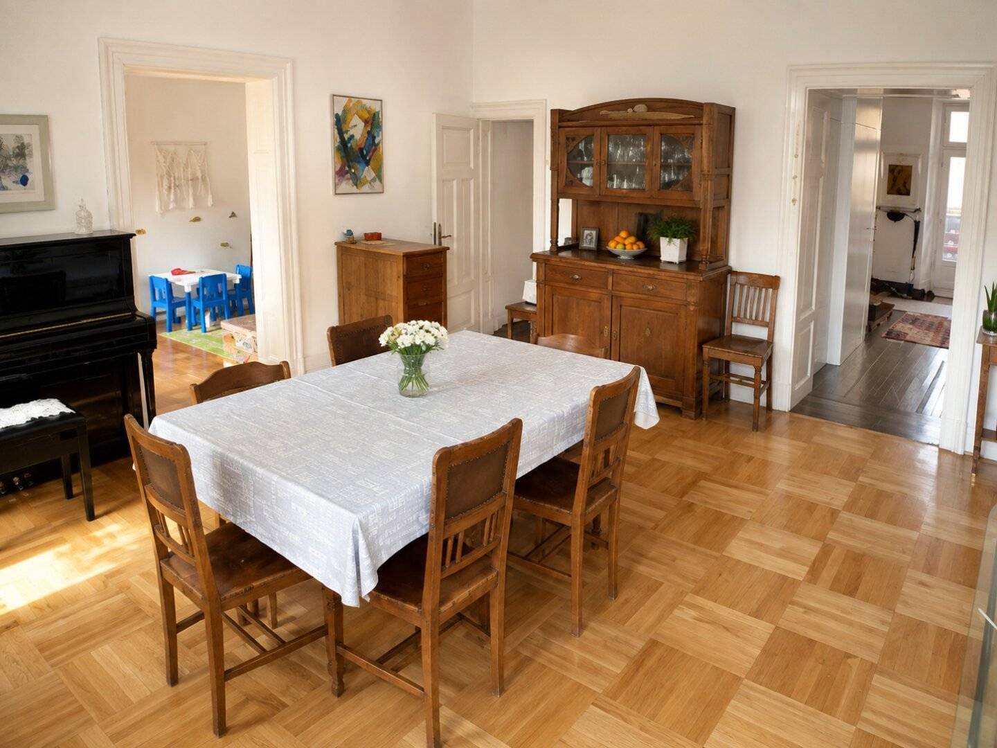 Spacious Old Building Jewel in the Heart of Graz – approx. 180 m² Living Space, 6 Rooms, Courtyard Balcony and Flexible Use as One Large or Again Two Separate Apartments