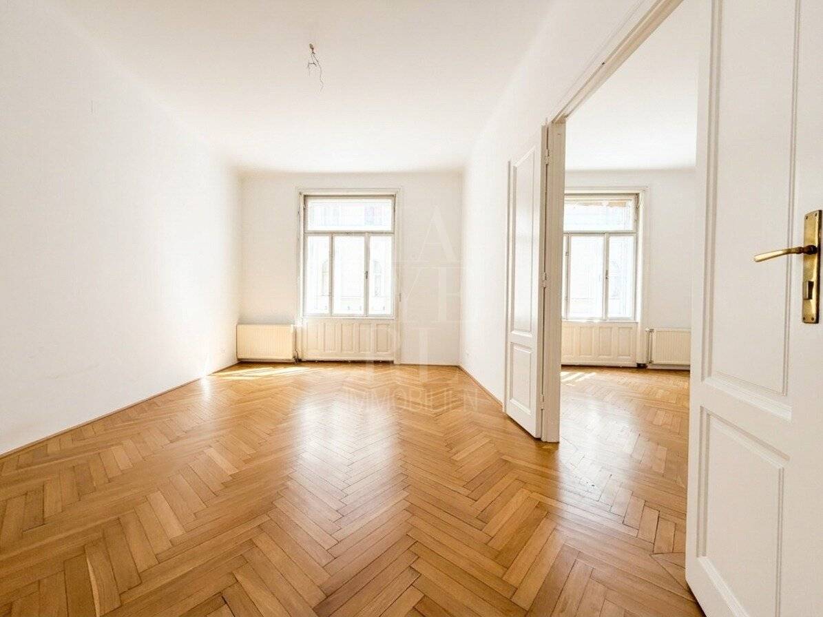 Open-ended old building apartment (partially renovated)