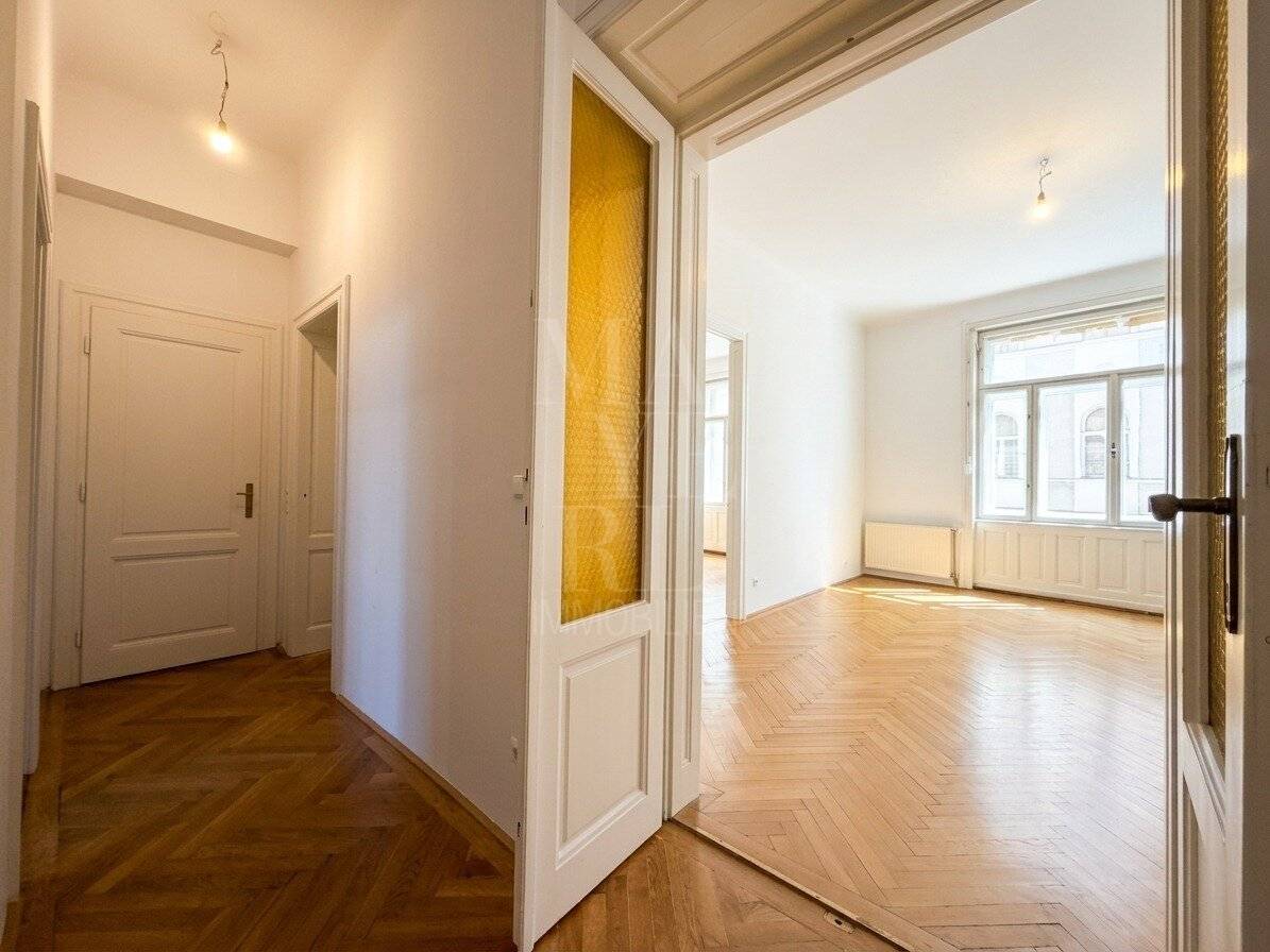 Open-ended old building apartment (partially renovated)
