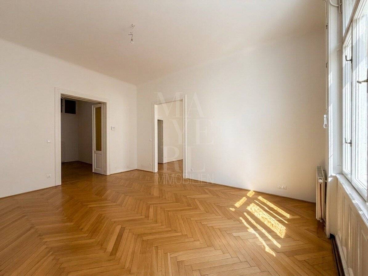Open-ended old building apartment (partially renovated)