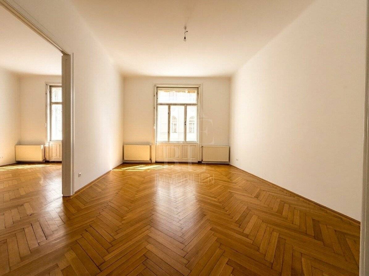 Open-ended old building apartment (partially renovated)