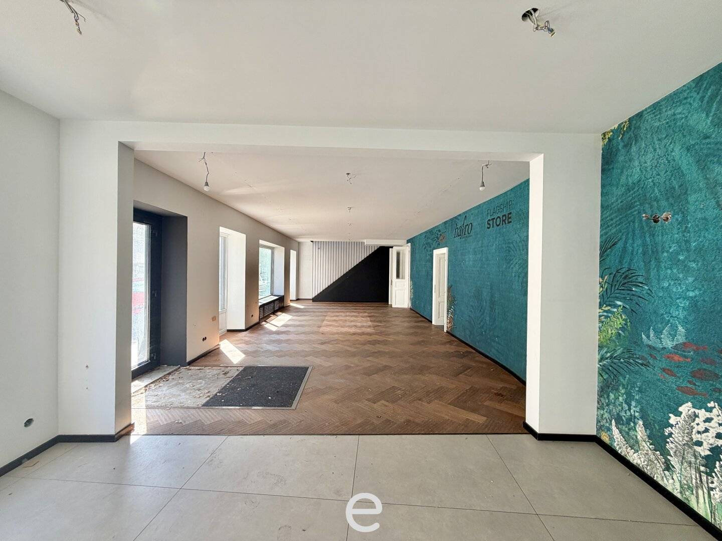 Attractive retail premises in frequented Lager I 1150 Vienna