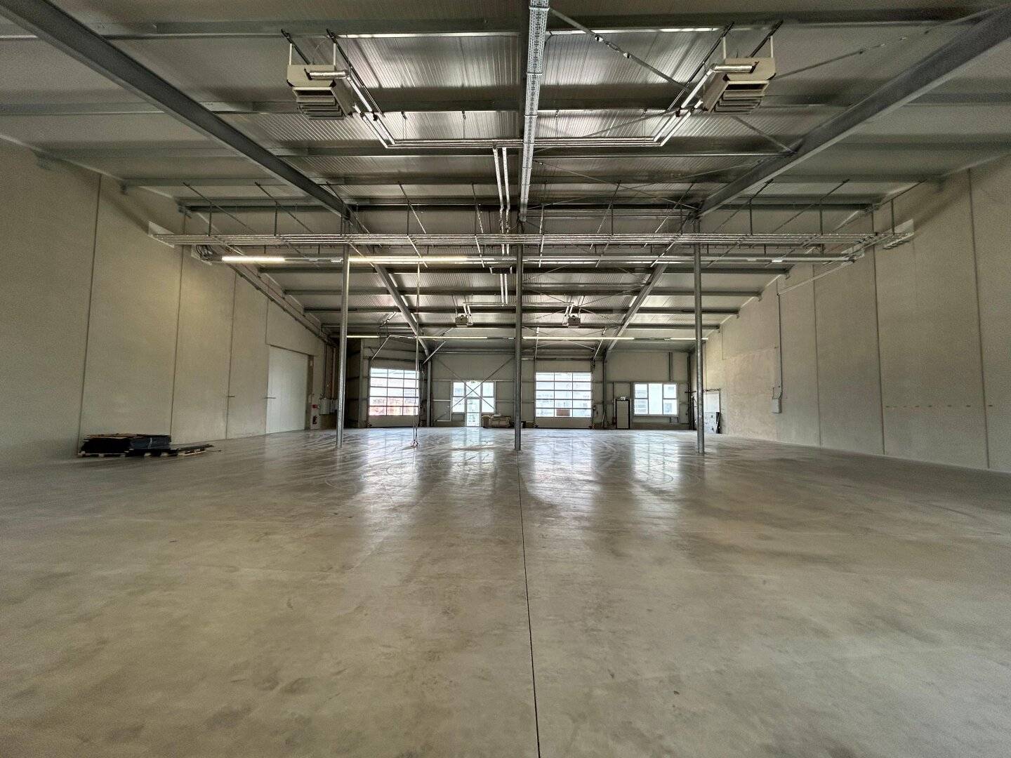 Moderne Lagerhalle | ca. 850 m² | LKW-Rampe &amp; Rolltore | A2-Nähe Kottingbrunn