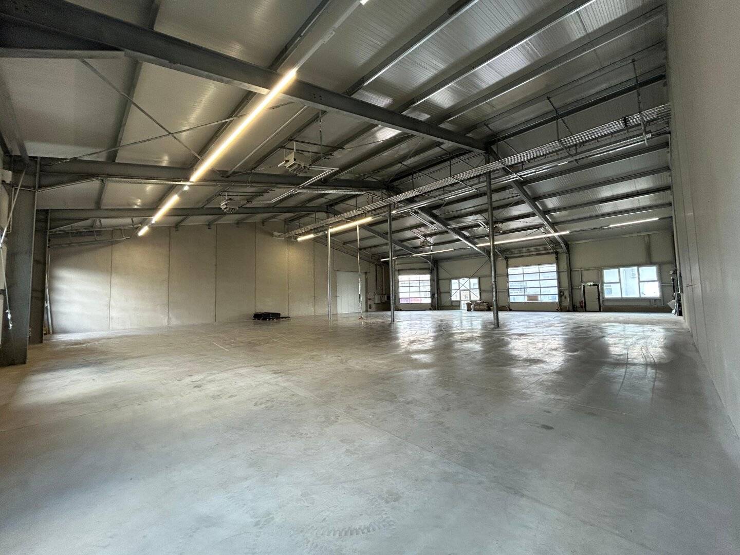 Moderne Lagerhalle | ca. 850 m² | LKW-Rampe &amp; Rolltore | A2-Nähe Kottingbrunn