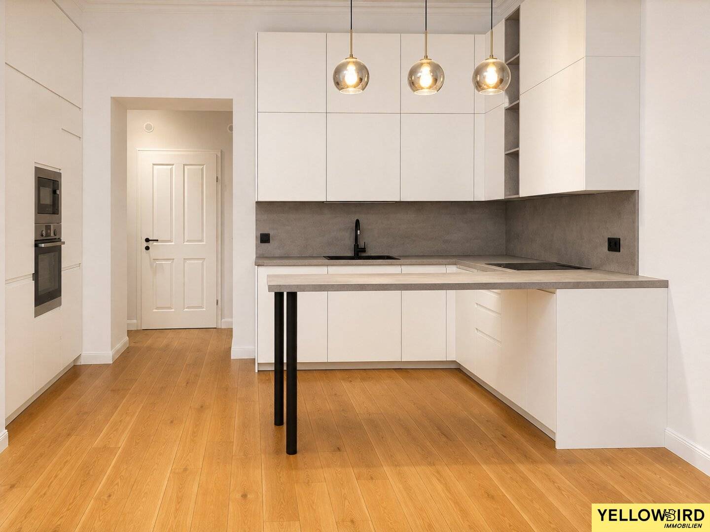 High-quality renovated 3-room period apartment I Central location I Near Rochusmarkt