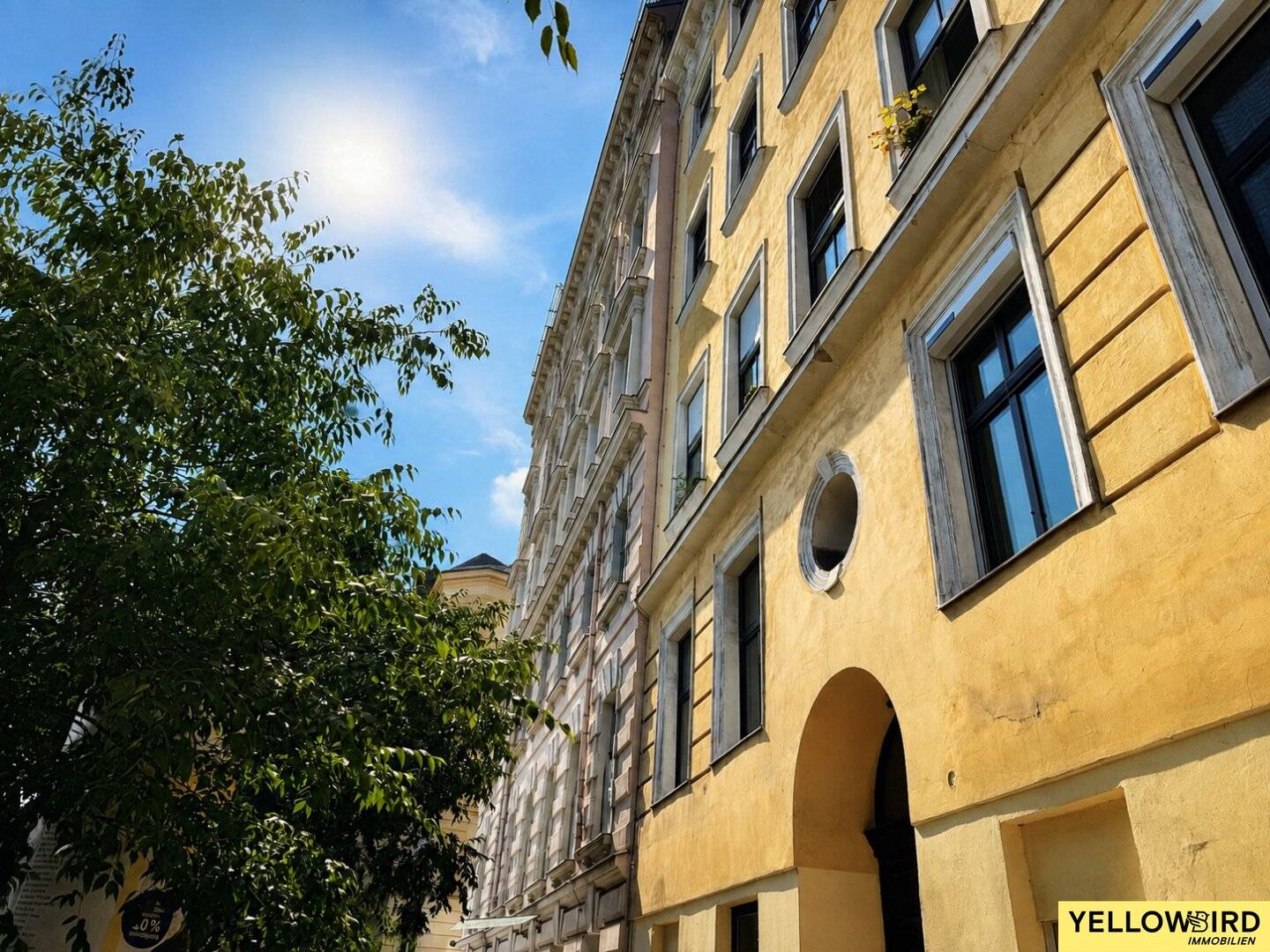 High-quality renovated 3-room period apartment I Central location I Near Rochusmarkt
