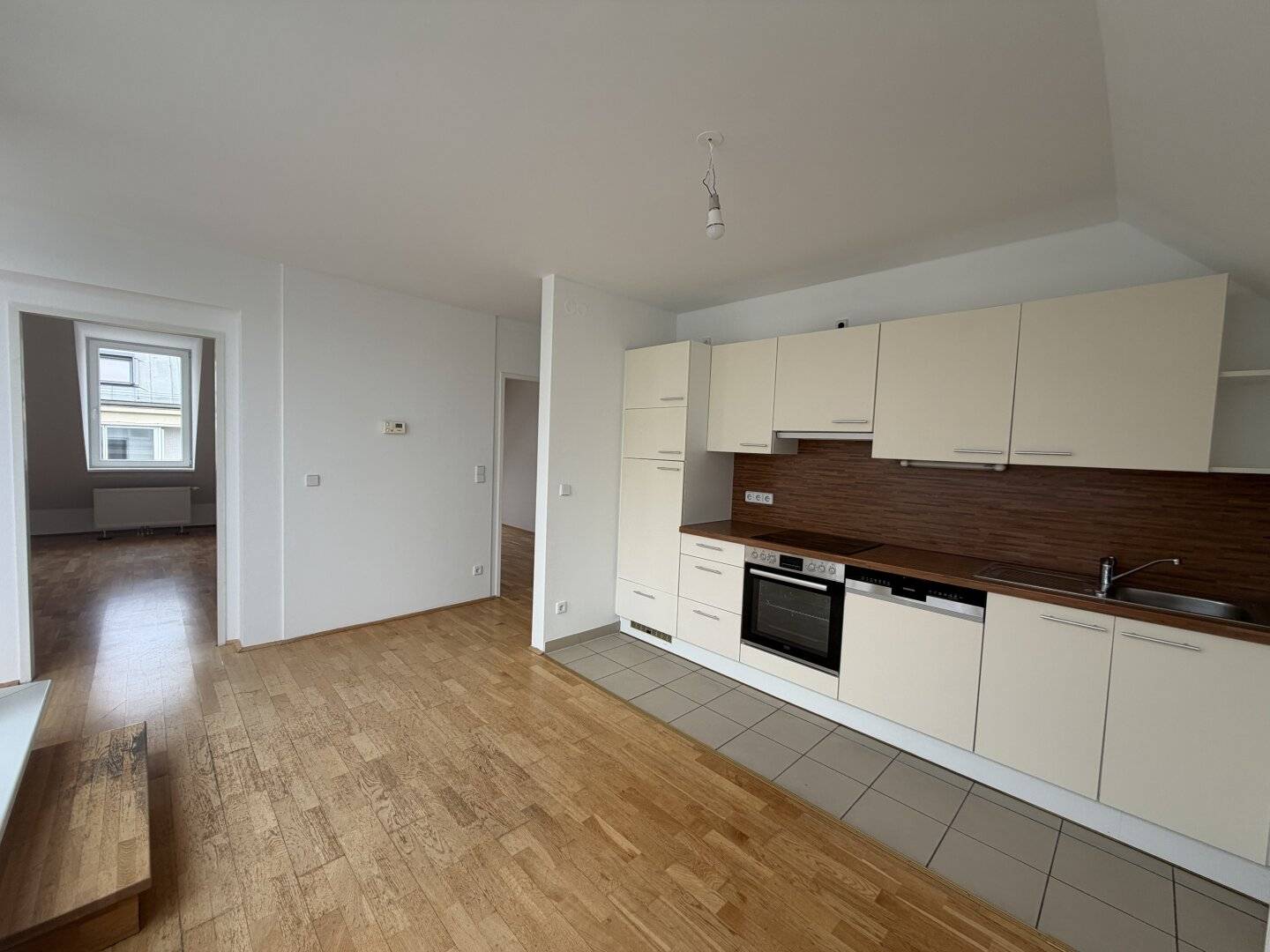 Quiet 3-room attic apartment with terrace I available immediately