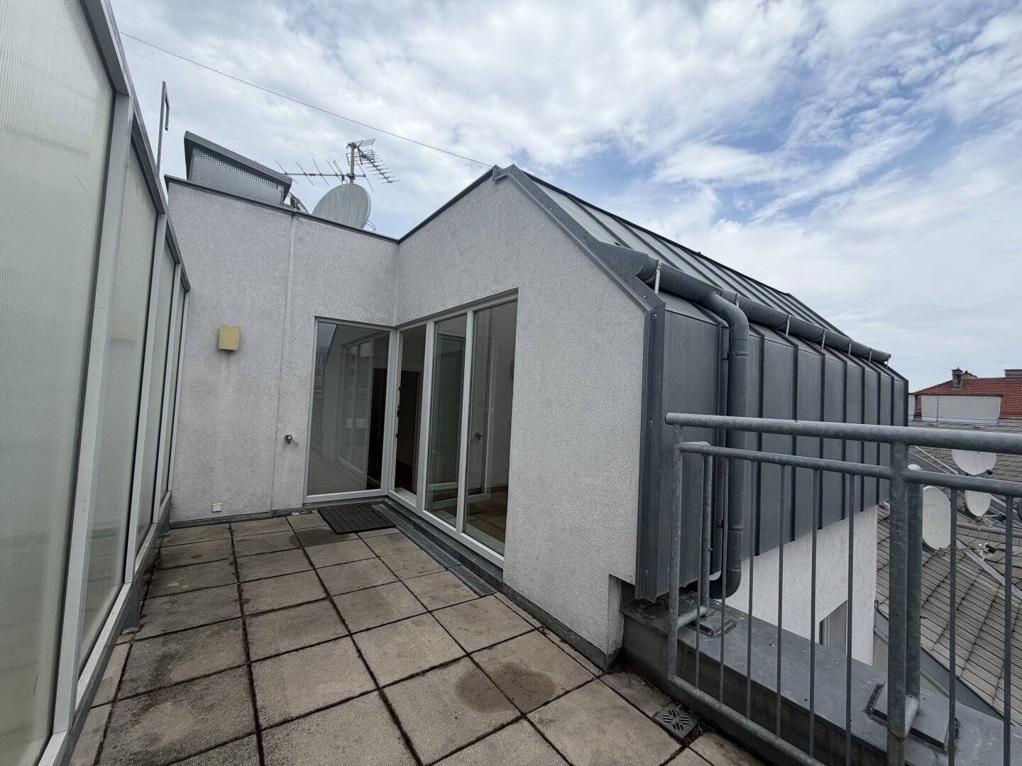 Quiet 3-room attic apartment with terrace I available immediately