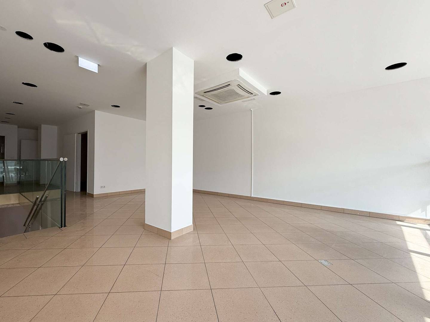 Helle Wohnung mit großer Schaufensterfront zentral gelegen