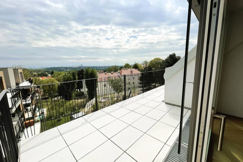 Bright Dachgeschosswohnung first occupancy with wide balcony and views