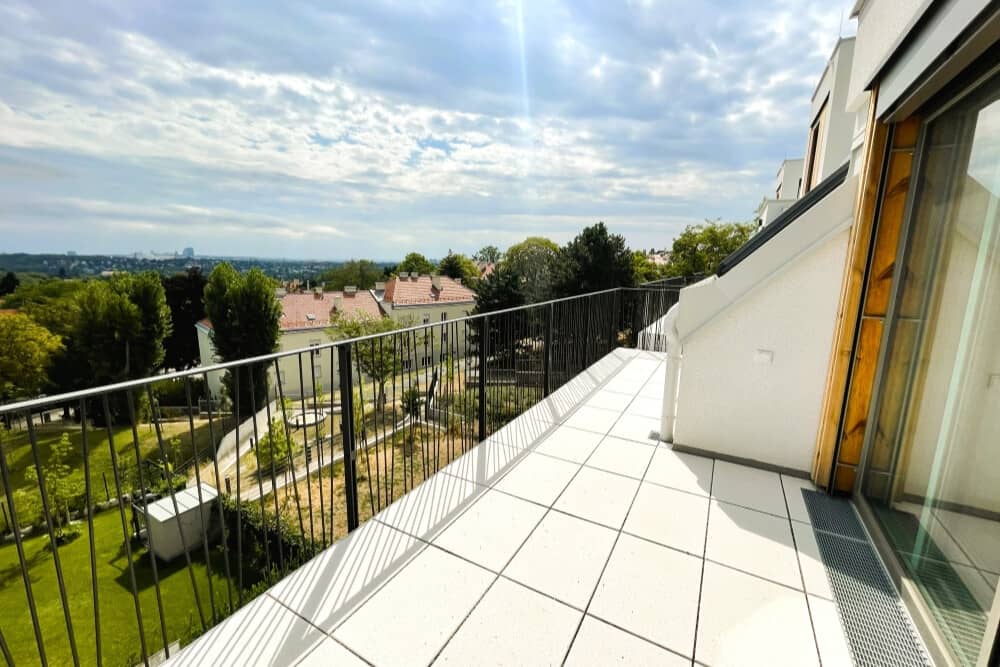 Bright Dachgeschosswohnung first occupancy with wide balcony and views