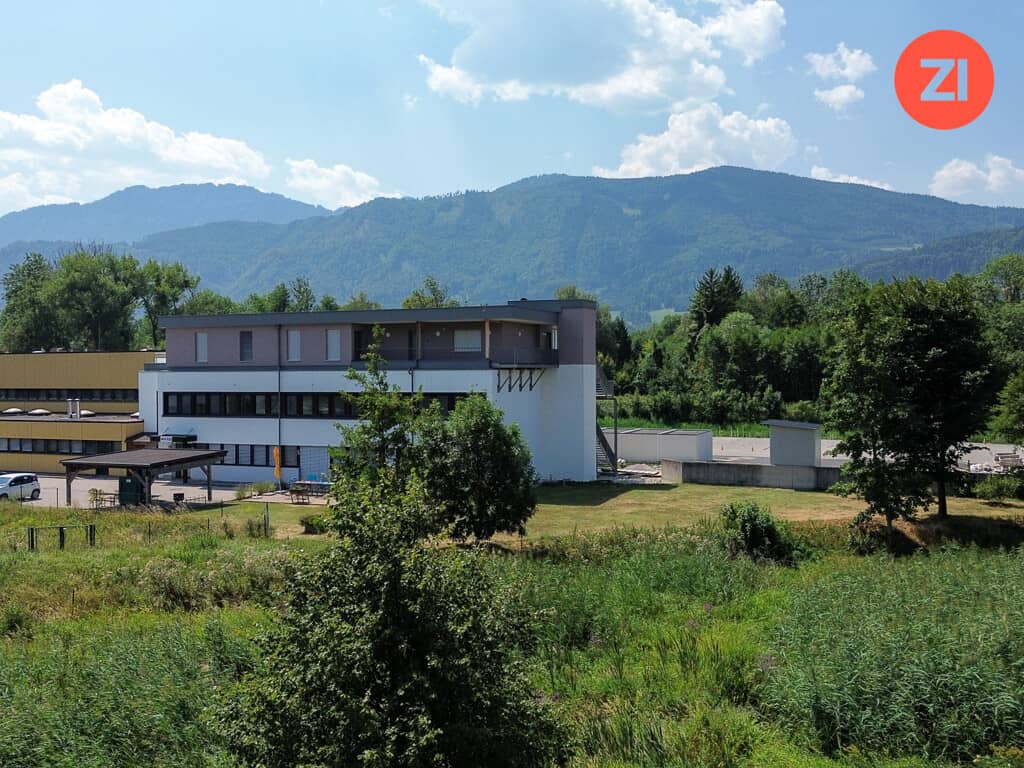 Penthouse with large roof terrace and mountain view