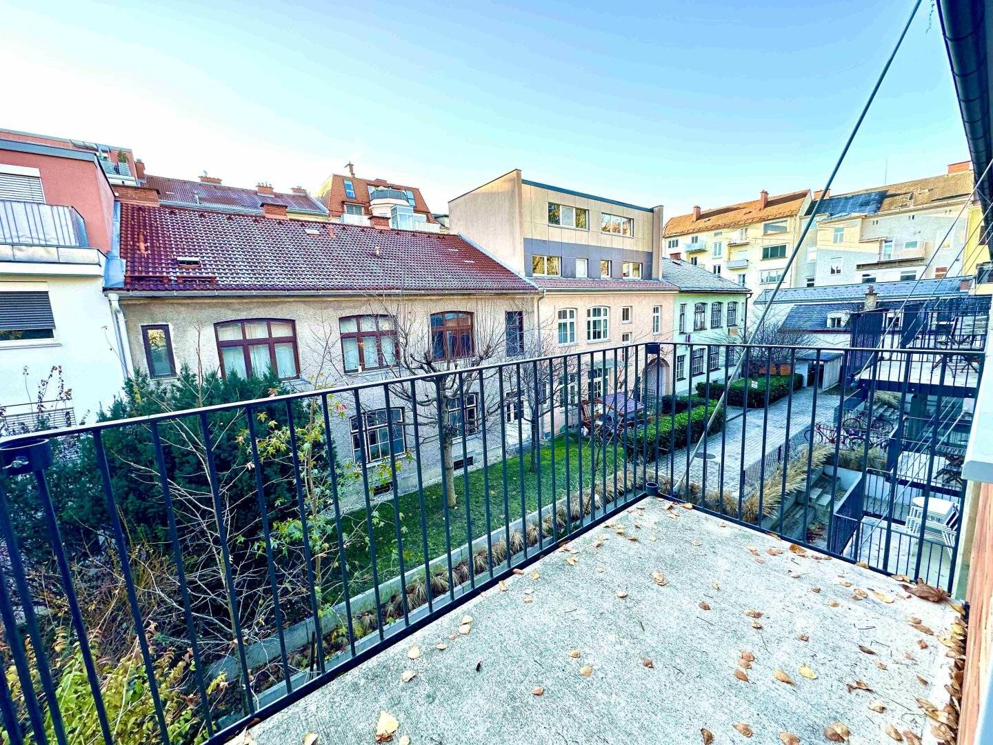 COMMISSION-FREE - Modern city loft with rooftop terrace and balcony in prime inner-city location