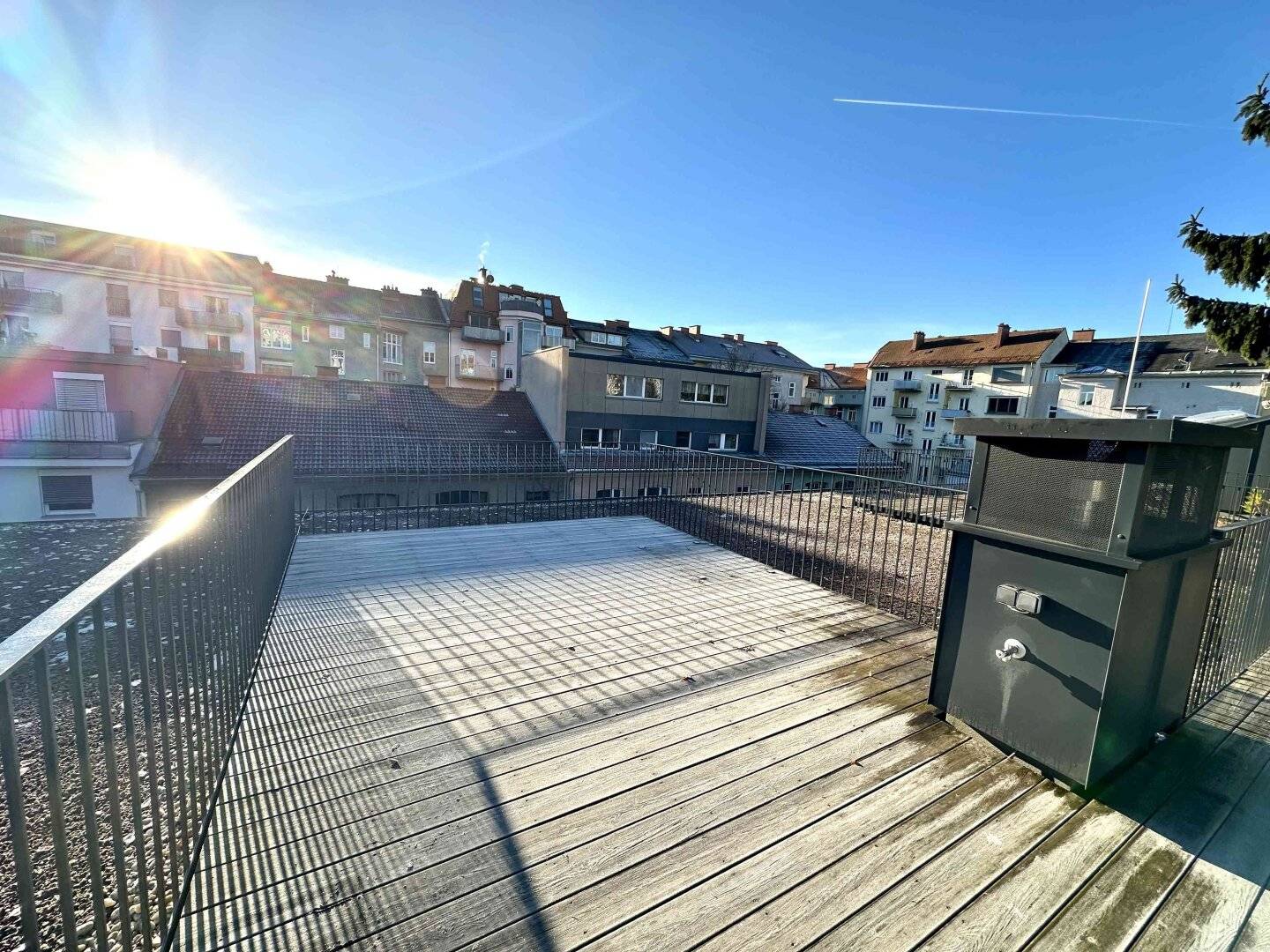 COMMISSION-FREE - Modern city loft with rooftop terrace and balcony in prime inner-city location