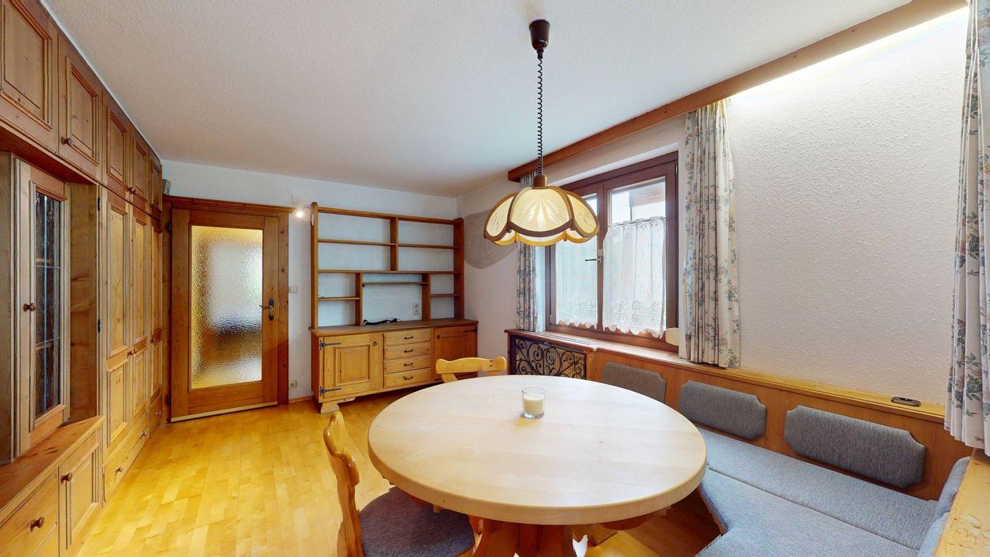 Bright ground floor apartment with fitted kitchen and parking