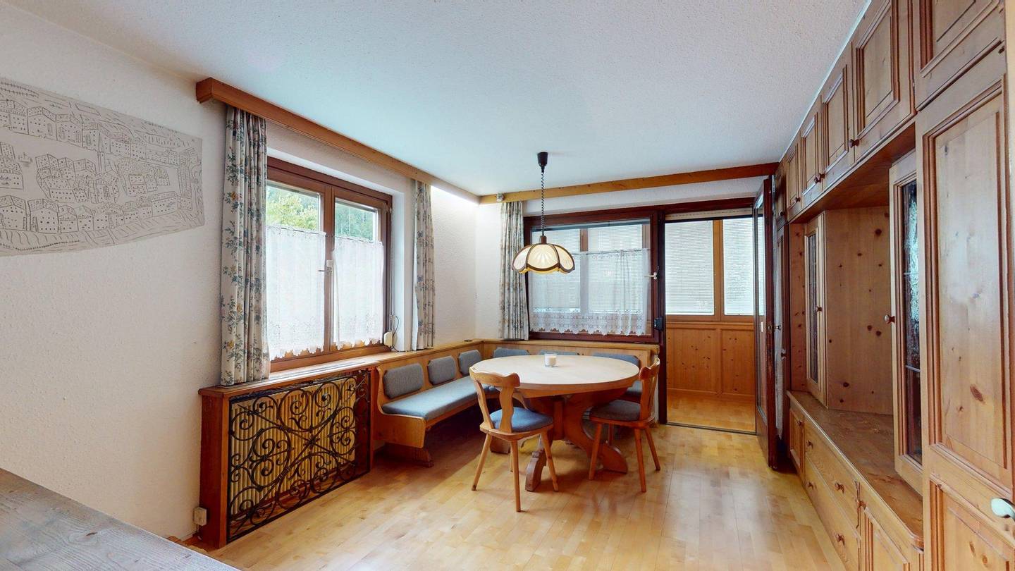 Bright ground floor apartment with fitted kitchen and parking