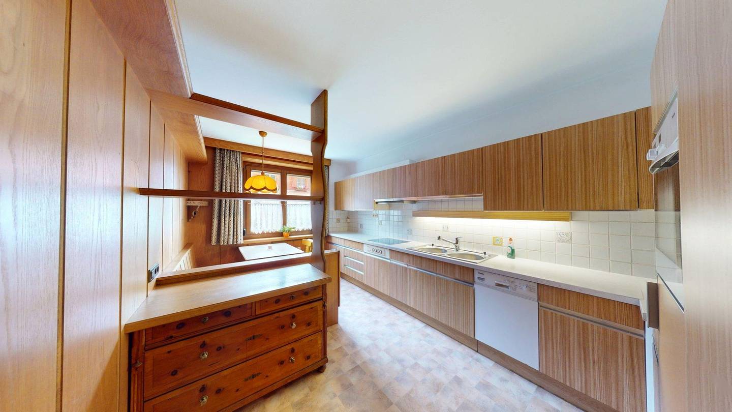 Bright ground floor apartment with fitted kitchen and parking
