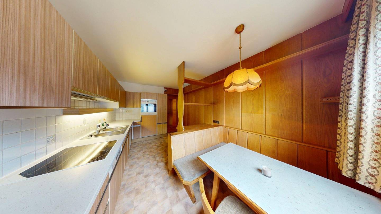 Bright ground floor apartment with fitted kitchen and parking