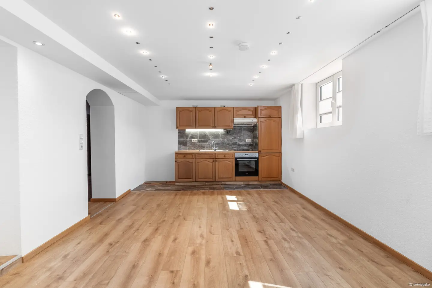Quiet Souterrainwohnung with fitted kitchen
