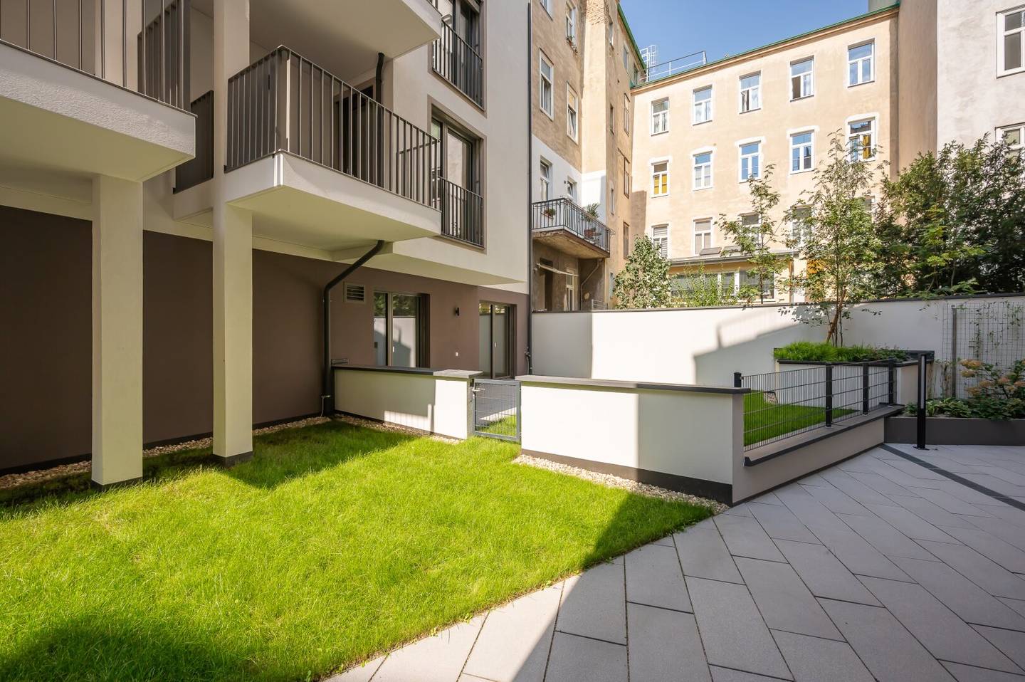 ASG IV Qualitative living in an urban location: high-quality 2-room second occupancy with garden and terrace Commission-free