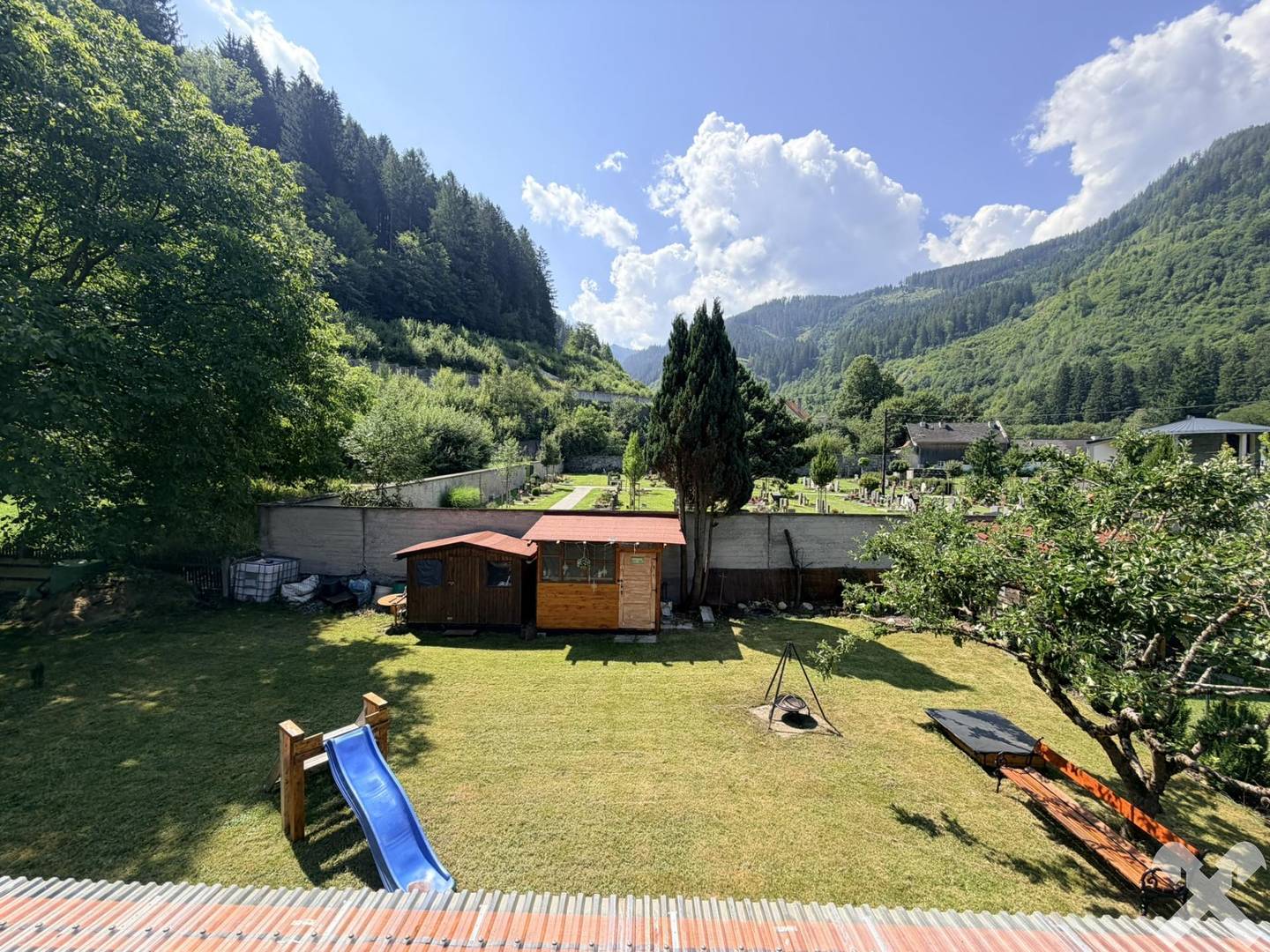 Familienwohnung mit saniertem Erdgeschoss und großem Garten