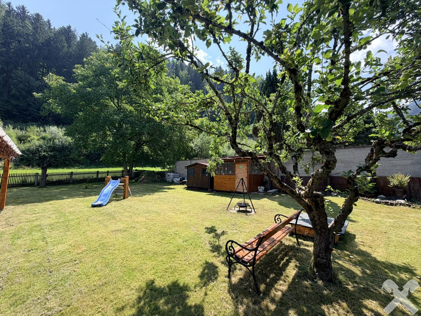 Familienwohnung mit saniertem Erdgeschoss und großem Garten