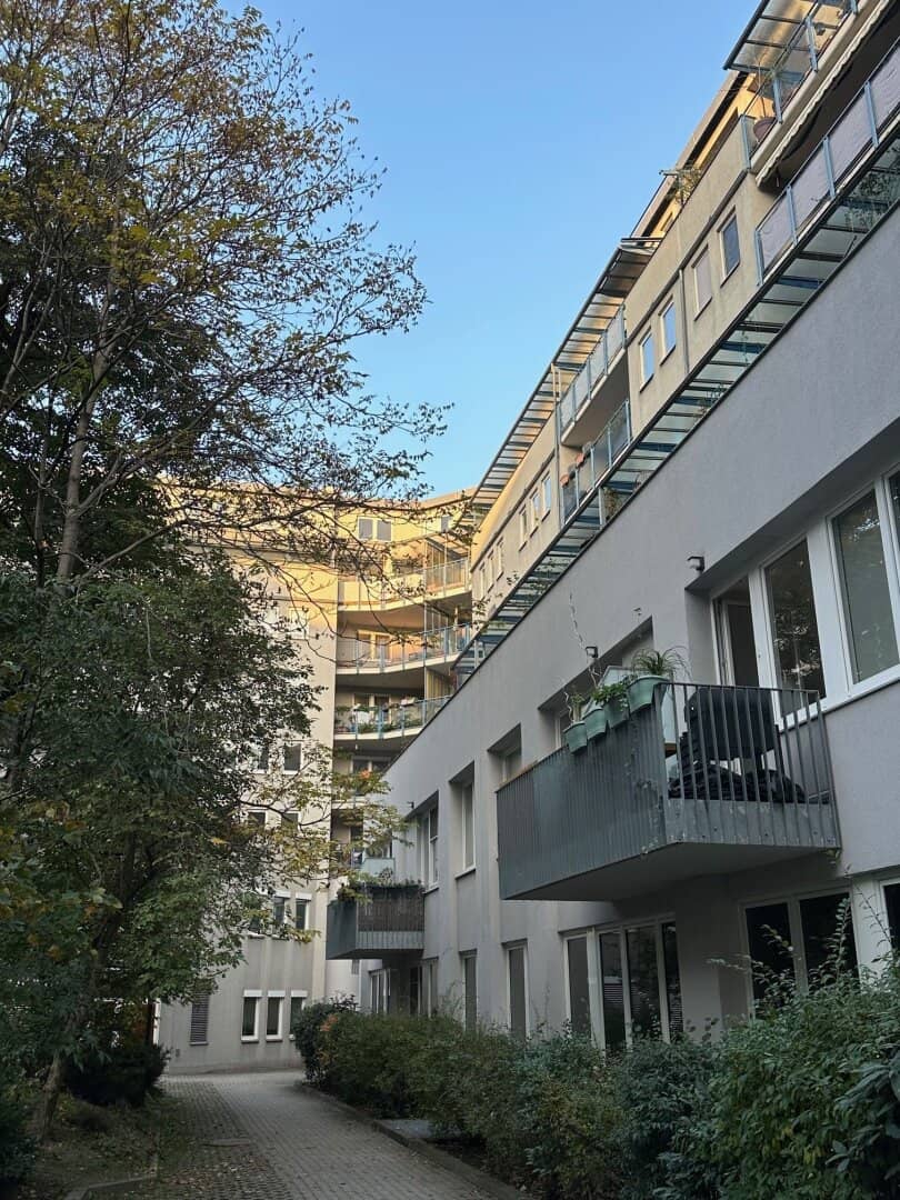 Helle, chice Wohnung mit großer Loggia im 4.OG - U-Bahn U4 vor der Haustüre.