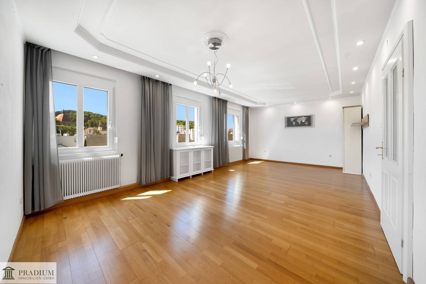 Charmante Etagenwohnung mit Fernblick: Lift, neue Fenster, Zentrumslage