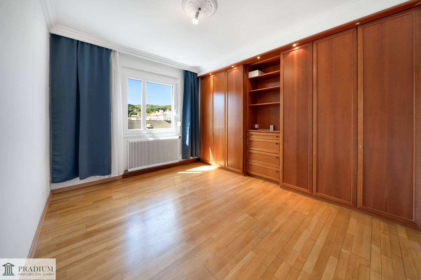 Charmante Etagenwohnung mit Fernblick: Lift, neue Fenster, Zentrumslage