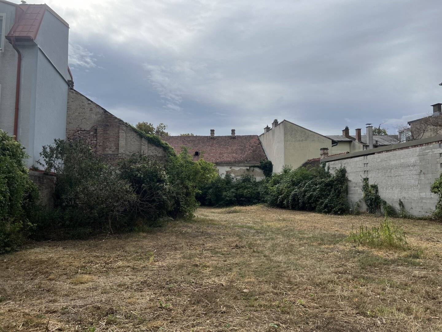 Building plot with building permit for 10 residential units Near "Golf Course Fontana"