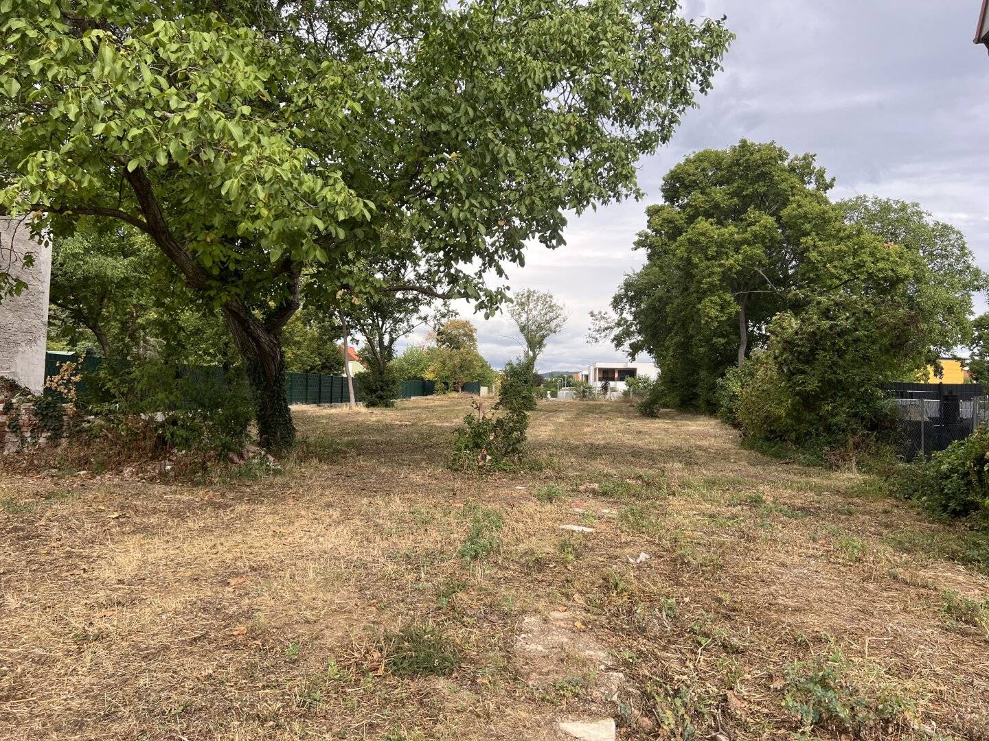 Building plot with building permit for 10 residential units Near "Golf Course Fontana"