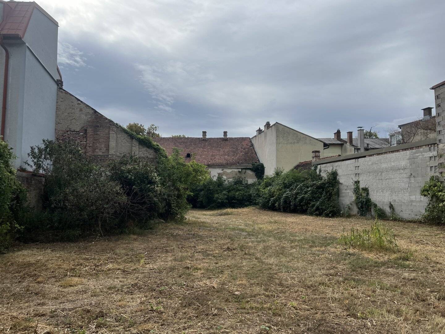 Building plot with building permit for 10 residential units Near "Golf Course Fontana"