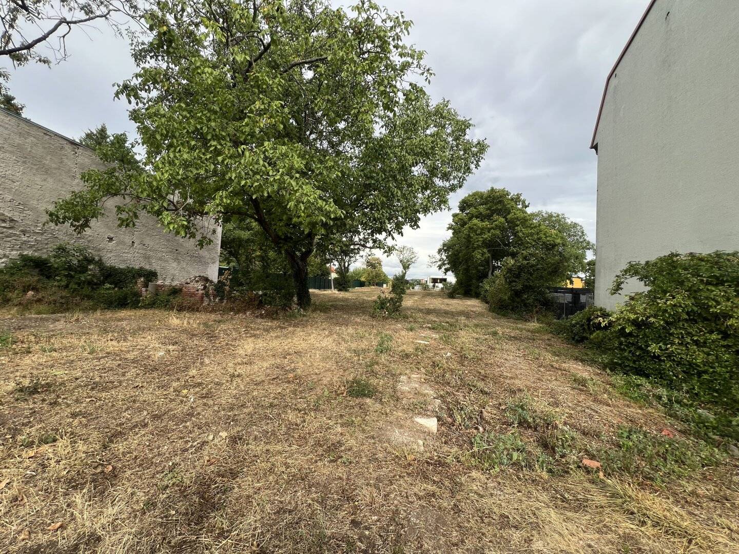 Building plot with building permit for 10 residential units Near "Golf Course Fontana"