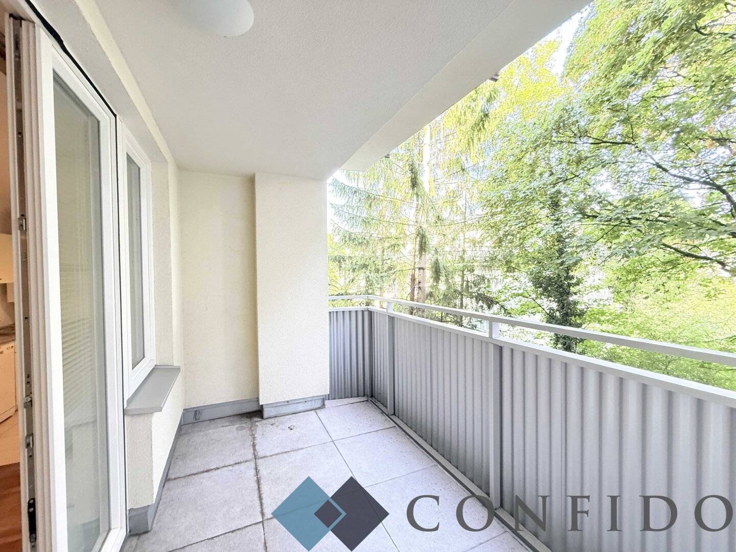 HOFZEILE - Spacious 2 room apartment with balcony in attractive location