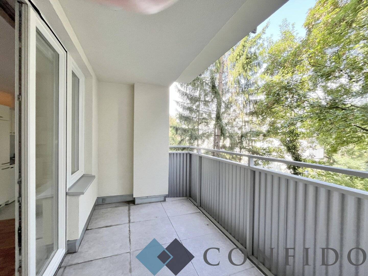 HOFZEILE - Spacious 2 room apartment with balcony in attractive location