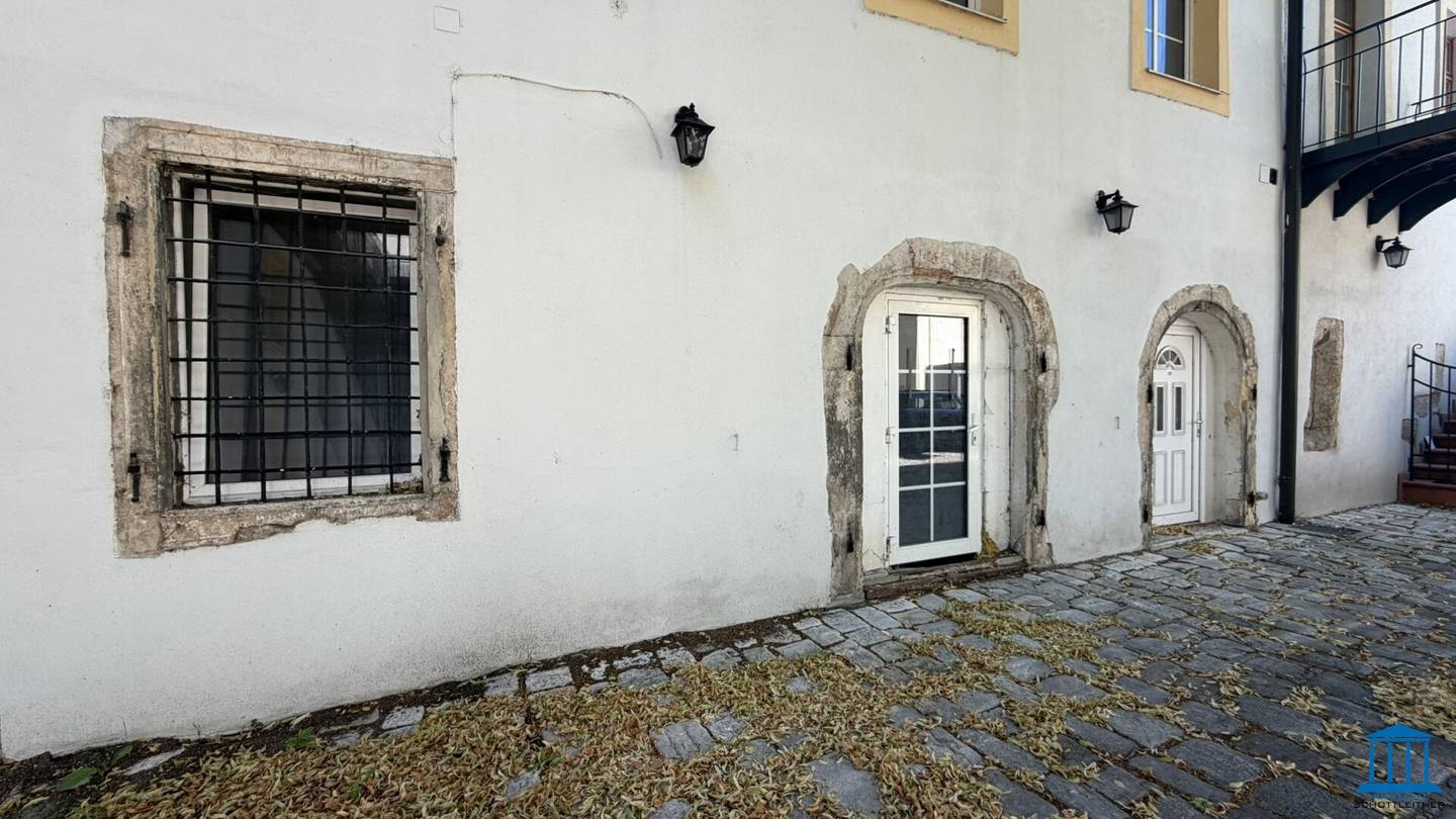 From office or medical practice to gallery - commercial property with vaults near main square