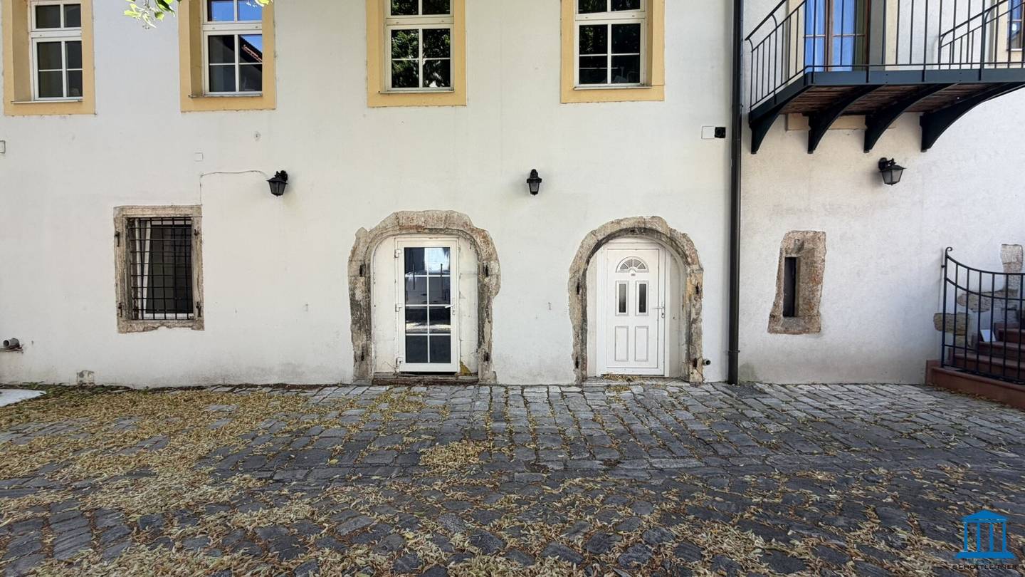 From office or medical practice to gallery - commercial property with vaults near main square